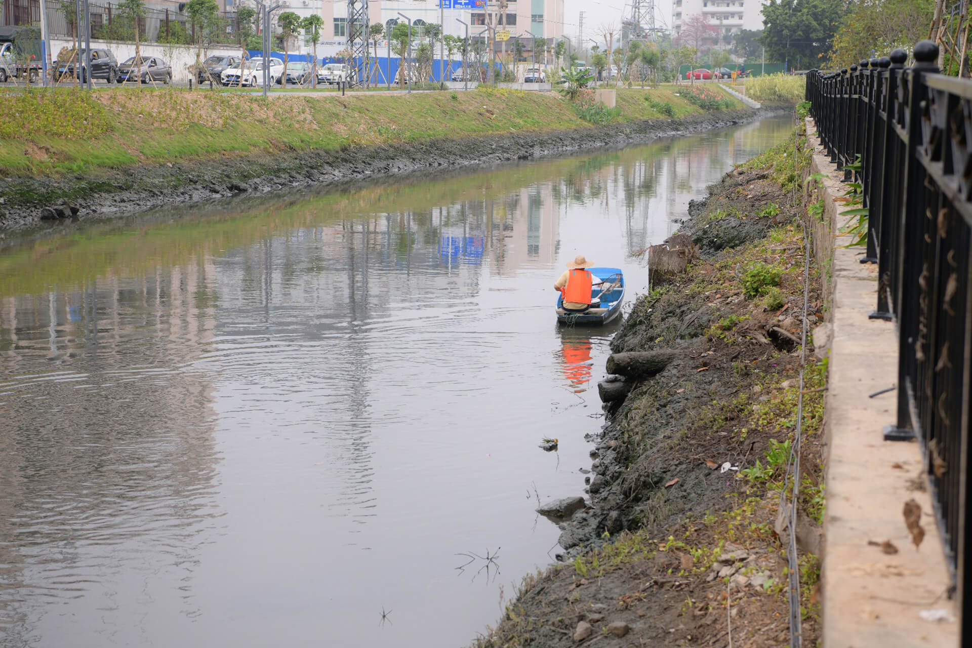 整治后的金陡涌已基本消除黑臭，河涌两岸绿草青青，不时有市民来这里散步放松。（顺德城市网摄影俱乐部周兆朋摄）