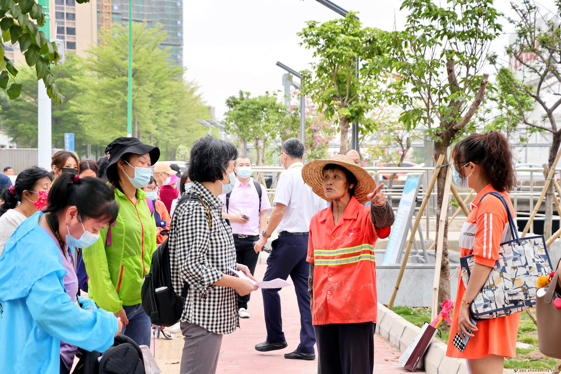 65岁的环卫工阿姨在这里住了几十年，谈起河涌的变化她非常开心，“现在越来越多鱼在河里游，环境越变越好啦。”（顺德城市网摄影俱乐部“阳光与鹿”摄）