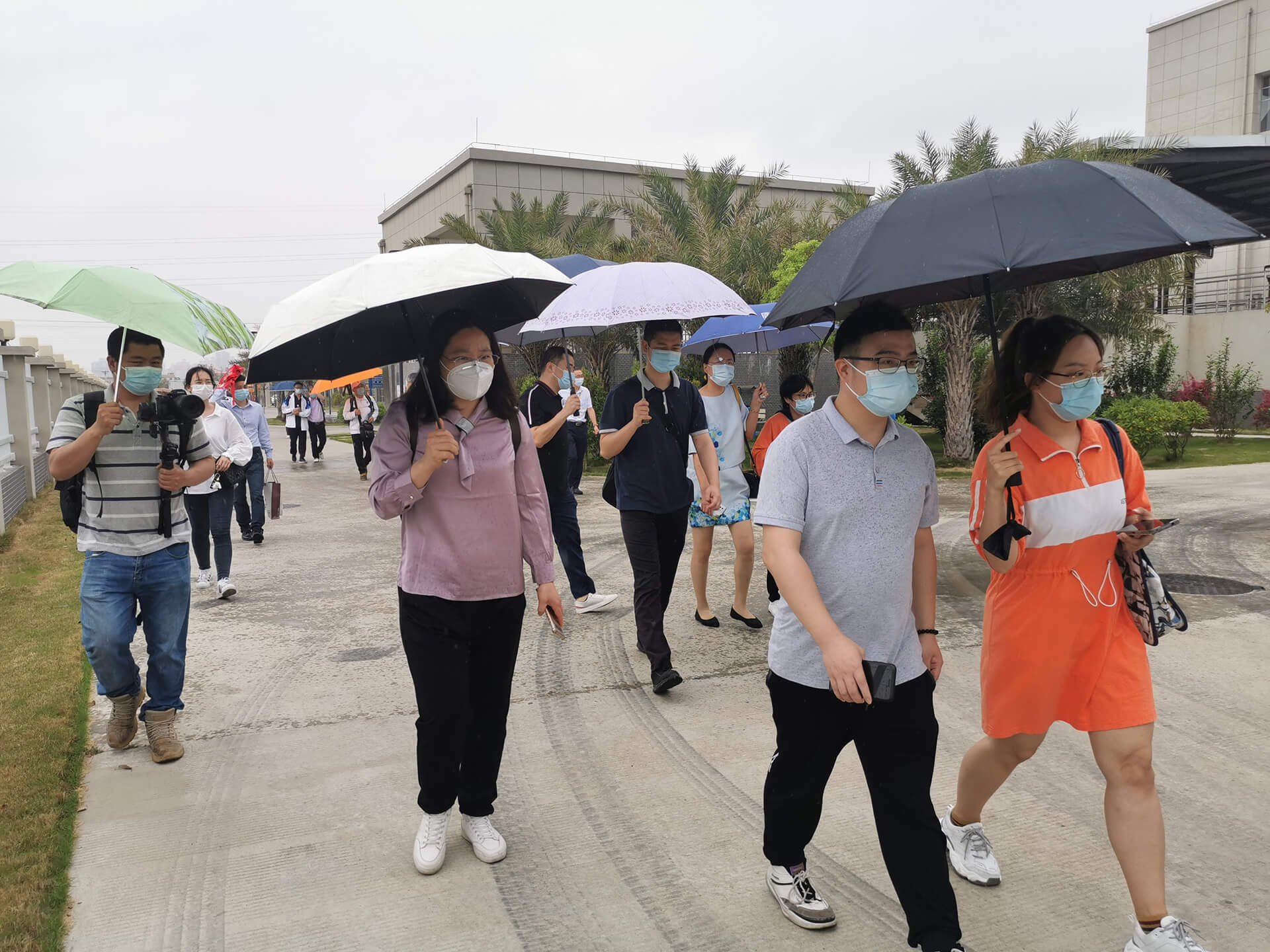 虽然下起了雨，但是大家的热情没有被浇灭，想要揭开污水变清的“秘密”。